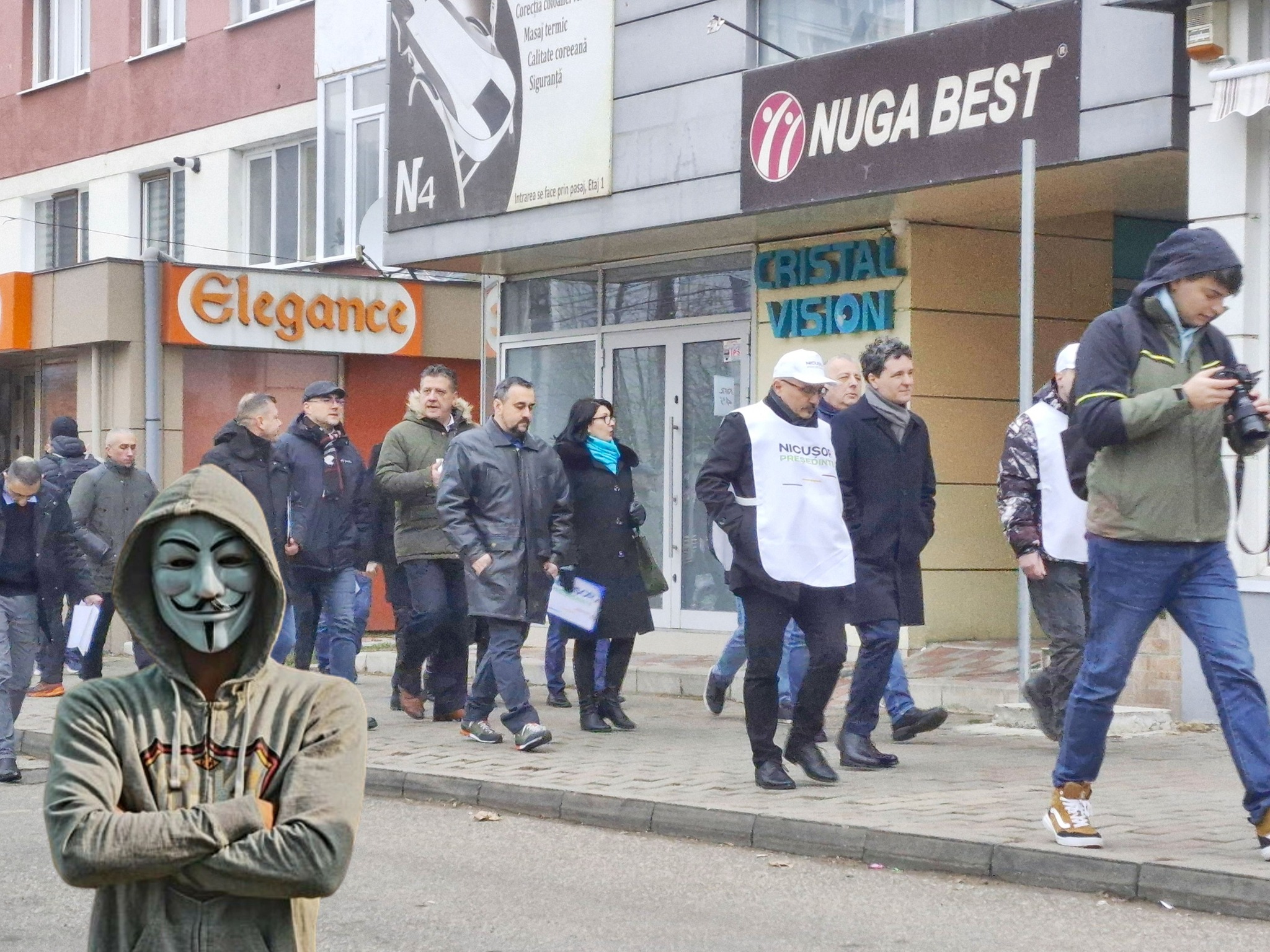 Nicusor Dan si bulangii, pe strazile din Piatra Neamt